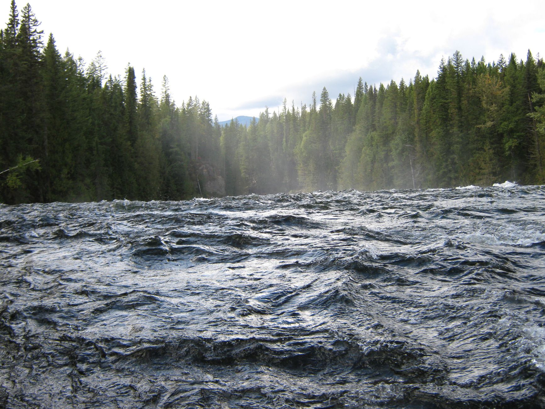 Rivière aux eaux vives entre rochers et forêt boréale